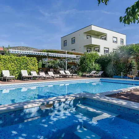 Family-friendly With Swimming Pool - 16509 Apartman Trogir