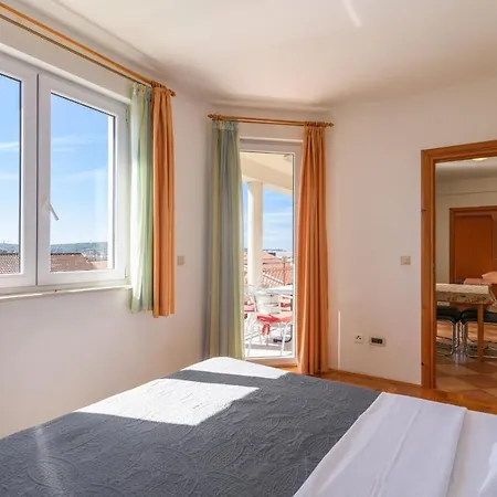 Family-friendly With Swimming Pool - 16509 Trogir