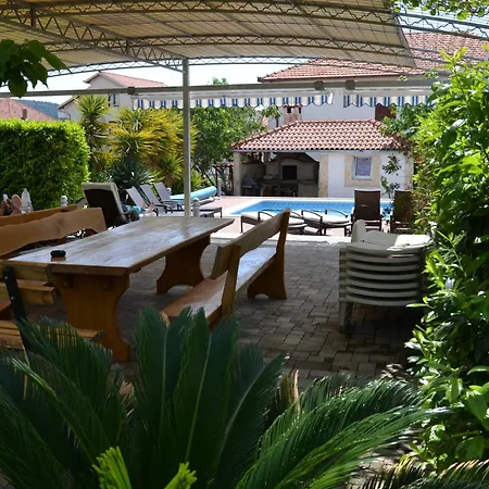 Family-friendly With Swimming Pool - 16509 Apartman Trogir