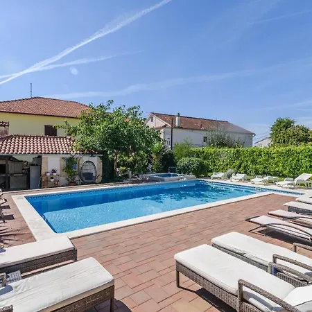 Apartamento Family-friendly With Swimming Pool - 16509 Trogir